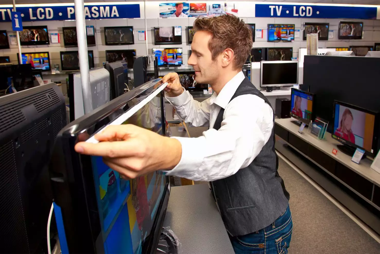 Homme mesurant la taille du téléviseur